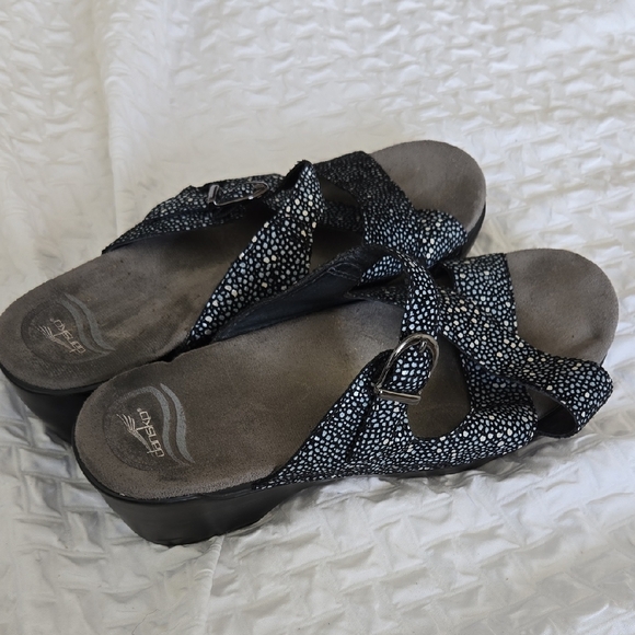 Dansko Black Sandals with Crossed Straps and Contoured Footbed Size 40 - Picture 1 of 7